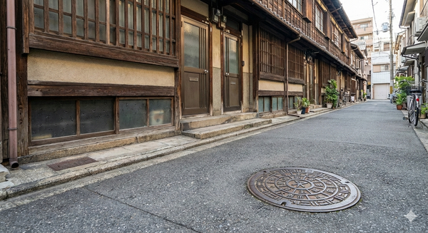 「盛土工事」：將整個地區的地表整體抬升約 2 米